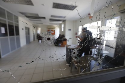 En los vidrios de la UPC aún están las  huellas del ataque con proyectil.