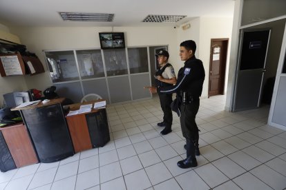 El lugar donde estaba sentada la agente cuando llegaron a balear la estación policial.