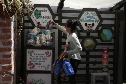 En el laboratorio de reciclaje se acumula de todo, desde pilas hasta aceite de cocina usado.
