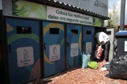 Un dispositivo para cargar celulares a base de energía producida por la persona que pedalea es otra de las peculiaridades.