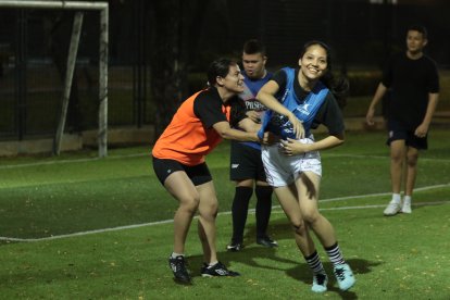 Érika González intenta taclear a su compañera.