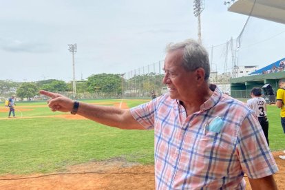 Bonifacio Morán recordando con nostalgia el campo de béisbol