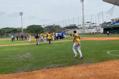 Moisés Ramírez corre a la cancha, entusiasmado para jugar su primer partido con el Barcelona.