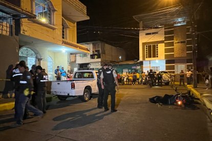 Uno de los tiroteados quedó tendido junto a su motocicleta.