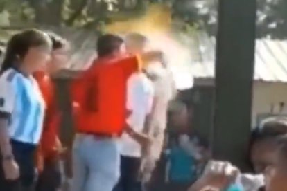 En la captura de video se ve a un hombre llenar la tea con un líquido.