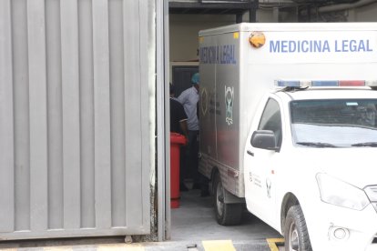 El cadáver de la policía fue trasladado al Laboratorio de Ciencias Forenses.