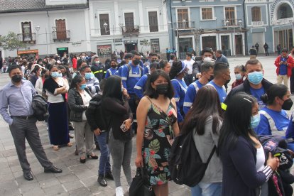 Los flamantes recolectores llegaron uniformados al Teatro Sucre.