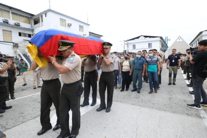 EN EL COMANDO ZONA 8 SE DIO LA CAPILLA ARDIENTE POR LA MUERTE DE LA POLICIA QUE FUE ABATIDA POR SUPUESTO SICARIOS 17 DE OCTUBRE DELÑ 2022 GUAYAQUIL-ECUADOR