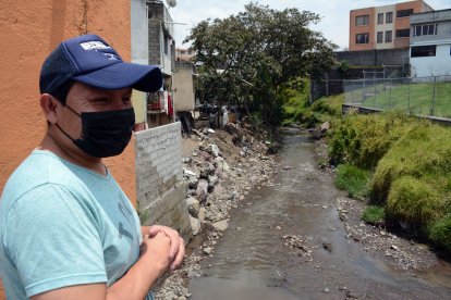 Caminar por las orillas del río sirve para cortar camino, pero hay que soportar el hedor.