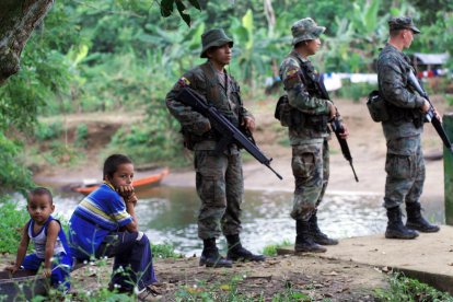 Fotografía de archivo sin fecha exacta del año 2007 donde aparecen soldados ecuatorianos mientras hacen guardia en la localidad fronteriza de Mataje (Ecuador).
