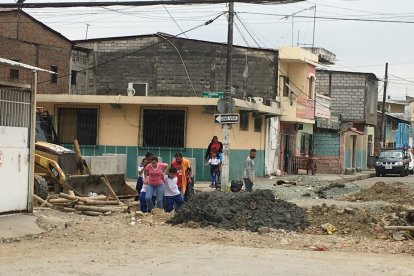 Padres de familia deben hacer malabares con sus hijos para cruzar por este sector.