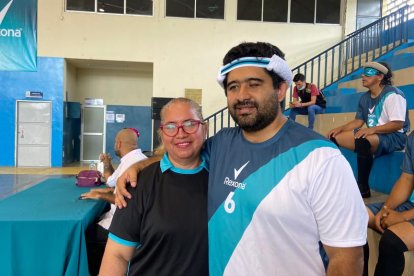 La entrenadora Lucía Meza junto a su hijo Carlos