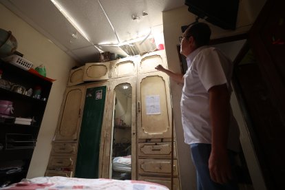 La llanta de la avioneta cayó sobre el techo de una casa del sector. Una  niña se salvó de milagro.