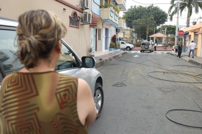 Los gritos de auxilio aún retumban en la cabeza de Katina Añazco. El ala de la aeronave golpeó el techo de su casa.