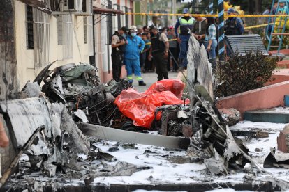 Por la magnitud de la tragedia la aeronave quedó hecha pedazos. Antes se ‘bajó’ un poste de alumbrado.