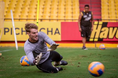 Javier Burrai, golero de Barcelona, espera obtener la nacionalidad ecuatoriana.