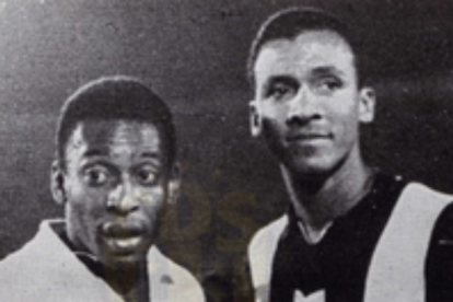 Alberto Spencer (der) junto al histórico Pelé (izq).