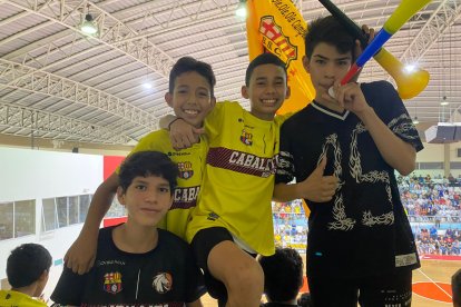 Jonathan Solano, Esteban Andueza, Jordy Torres y Jean Paul Sornoza apoyaron a Barcelona.
