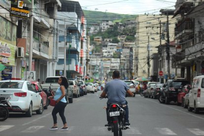 ¡Ahí viene una moto, pilas!, se dicen los esmeraldeños alertándose ‘por si aca’.