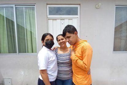 Hace dos años, María Inés, Lourdes y Henry duermen tranquilos en su propia casa.