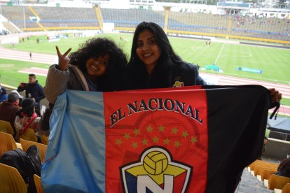 Anabel Alulema y Antonella respaldan al delantero Gustavo Asprilla.