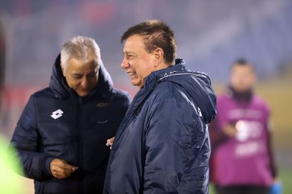 El DT Almeida (d), campeón en 2006, ahora logró el ascenso con el Rojo.