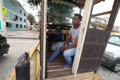 En esta garita de madera hace guardia el venezolano Anzoni Jesús Abreu Andrade.