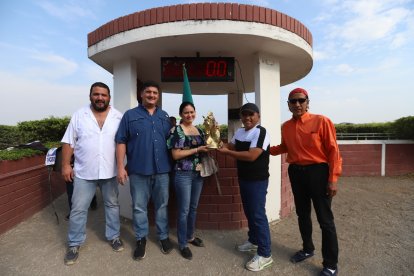 La familia Ortega Devoto, del Stud Italia, recibió el trofeo de Diario EXTRA entregado por Jerson Ruiz.