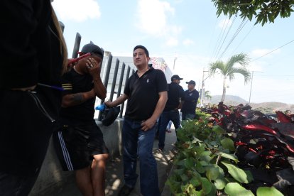 Allegados del occiso acudieron al Laboratorio de Criminalística para iniciar los trámites y retirar el cadáver. Estaban consternados.