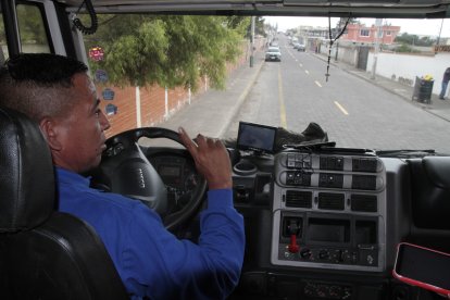 Los trabajadores llegan a las instalaciones de la entidad para ponerse su uniforme y salir a recorrer las calles de la capital para limpiarla.