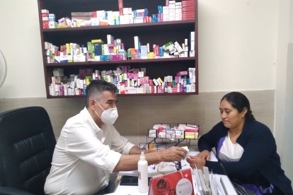 El doctor Campodónico tiene una minifarmacia en su consultorio, y regala fármacos originales.