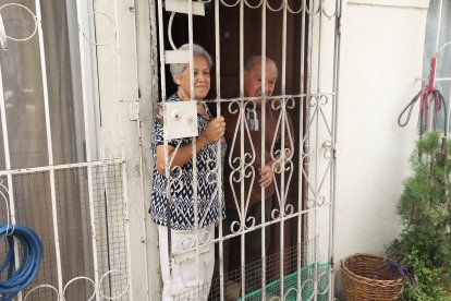 Jacqueline Gisella y su padre Víctor Hugo Moreira tienen 42 años viviendo en esta casa en  Sauces 1.