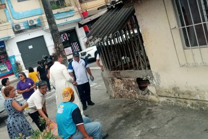 El párroco Omar Mateo ofició ayer una misa en el parque donde cayó la avioneta.