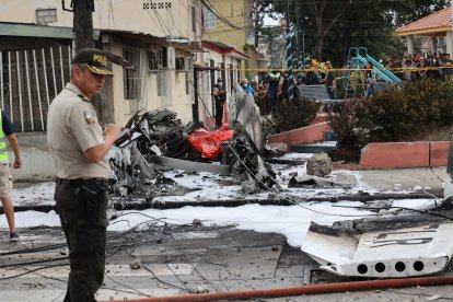 El párroco Omar Mateo ofició ayer una misa en el parque donde cayó la avioneta.
