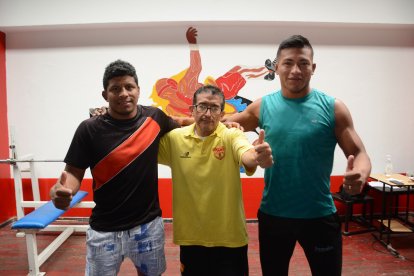 El luchador olímpico dijo que su entrenador, Vinicio Zuleta (c), es como su padre.
