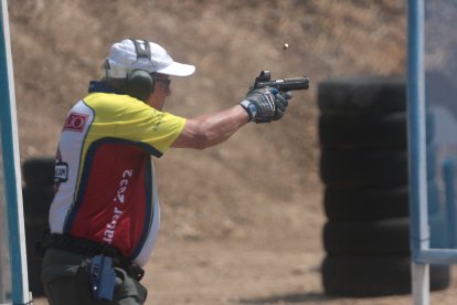 Roberto Gilbert Febres Cordero, presidente de la Federación de Tiro Práctico, en acción.
