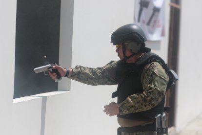 El capitán de navío Eduardo Mindiola fue el anfitrión y también participó.