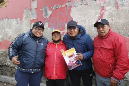 Elsa Llumiquinga (c) llevó la foto de su esposo. La acompañaron sus nietos Raúl (i) y Luis.