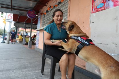 Gladys y Denver se quieren mucho. Ella es quien le da su comida y creen que por eso le muestra más cariño.