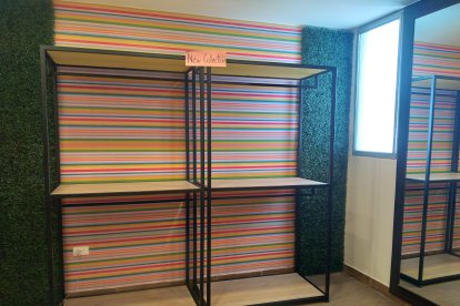 La mayoría de las perchas quedaron peladas, solo dejaron prendas de descuento. Por medio de la pequeña ventana, Julia pidió socorro.