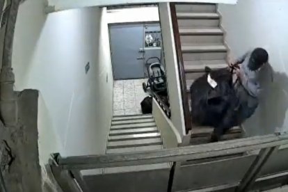 ‘Como el pavo’ bajó uno de los ‘choros’, quien del quinto piso bajaba las maletas.