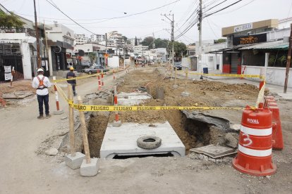 Varios tramos de la calle Guayacanes se encuentran destrozados por las maquinarias. Los trabajos llevan más de dos meses realizándose.