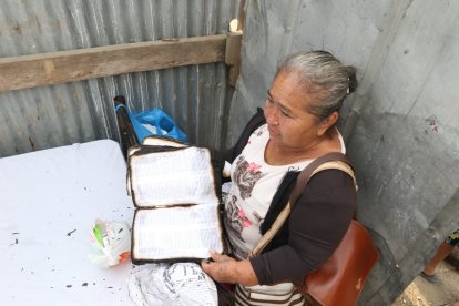 Ángel Plazarte, durante un incendio, perdió todas sus pertenencias.