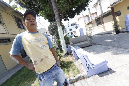 John Jairo Tobar, quien labora en el sector, dice haberlos visto casi siempre al grupo que se sienta a conversar.