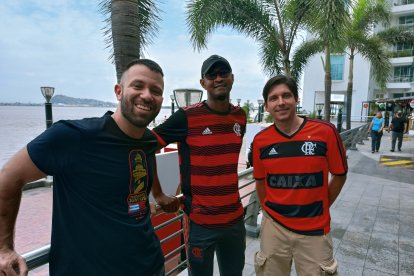Tres hinchas brasileños disfrutaron de la vista de Puerto Santa Ana.