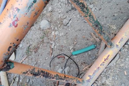 Un taco de dinamita estaba en la parte posterior de una escuela.