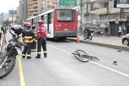 En abril, un ciclista fue arrollado por la Ecovía. El joven iba en un carril indebido.