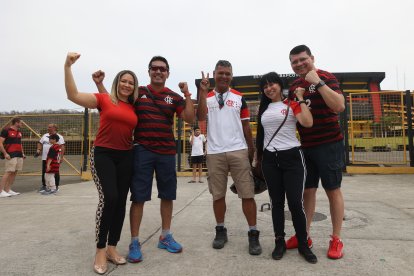 Las guapas hinchas de Flamengo y Paranaense han llegado para llevarse la Libertadores.