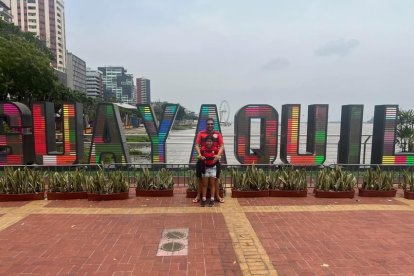 Andre y Amanda paseando en Guayaquil