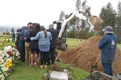 Familiares de Jonathan Mora creen que lo enterraron en un cementerio del norte de Quito.